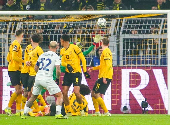 Fussball UEFA Champions League 2025 26, 8. Spieltag Ligaphase - Borussia Dortmund vs Inter Mailand - Signal Iduna Park-Stadion (Dortmund): Federico Dimarco (Inter Mailand, 32) Gregor Kobel (Borussia Dortmund, 1) Dortmund Copyright: xAymanxAlahmedx