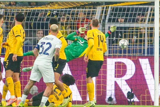 Fussball UEFA Champions League 2025 26, 8. Spieltag Ligaphase - Borussia Dortmund vs Inter Mailand - Signal Iduna Park-Stadion (Dortmund): Federico Dimarco (Inter Mailand, 32) Gregor Kobel (Borussia Dortmund, 1) Dortmund Copyright: xAymanxAlahmedx