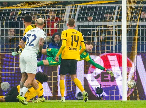 Fussball UEFA Champions League 2025 26, 8. Spieltag Ligaphase - Borussia Dortmund vs Inter Mailand - Signal Iduna Park-Stadion (Dortmund): Federico Dimarco (Inter Mailand, 32) Gregor Kobel (Borussia Dortmund, 1) Dortmund Copyright: xAymanxAlahmedx