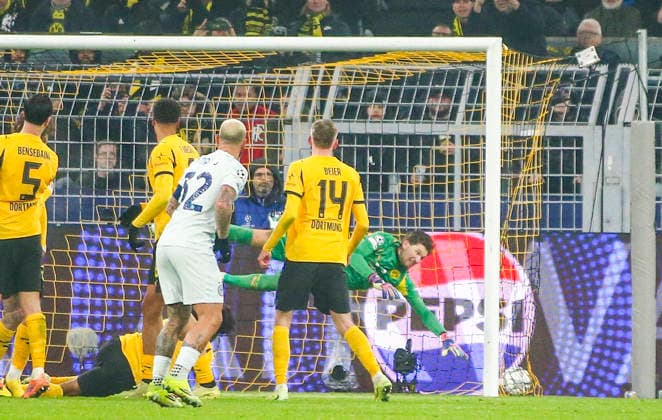 Fussball UEFA Champions League 2025 26, 8. Spieltag Ligaphase - Borussia Dortmund vs Inter Mailand - Signal Iduna Park-Stadion (Dortmund): Federico Dimarco (Inter Mailand, 32) Gregor Kobel (Borussia Dortmund, 1) Dortmund Copyright: xAymanxAlahmedx