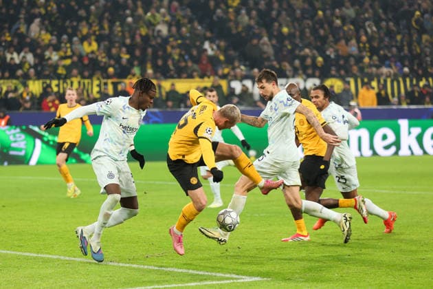 Zweikampf zwischen Julian Ryerson (Borussia Dortmund) und Francesco Acerbi (Inter Mailand) GER, Borussia Dortmund gegen Inter Mailand, Fussball, Champions League, 8.Spieltag, Spielzeit 2025 2026, 28.01.2026 DFL REGULATIONS PROHIBIT ANY USE OF PHOTOGRAPHS AS IMAGE SEQUENCES AND OR QUASI-VIDEO GER, Borussia Dortmund gegen Inter Mailand, Fussball, Champions League, 8.Spieltag, Spielzeit 2025 2026, 28.01.2026 Dortmund Copyright: xEibner-Pressefoto FrankxZeisingx EP_FZG