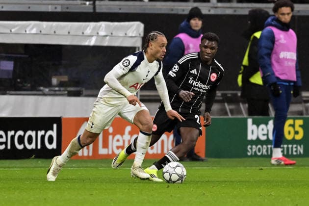 28.01.2026, xsltx, Fussball UEFA Champions League, Eintracht Frankfurt - Tottenham Hotspur v.l. Xavi Simons (Tottenham Hotspur) AurÃ lio Buta (Eintracht Frankfurt) Zweikampf, Aktion, action, battle for the ball (DFL DFB REGULATIONS PROHIBIT ANY USE OF PHOTOGRAPHS as IMAGE SEQUENCES and or QUASI-VIDEO)