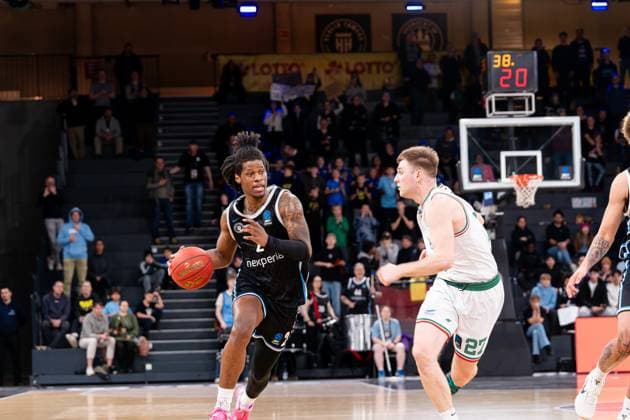 Spielaktion mit Leonard Thorpe Jr. (2; Veolia Towers Hamburg) und Aleksander Wisniewski (2; Slask Wroclaw) auf dem Spielfeld Leonard Thorpe Jr. (2; Veolia Towers Hamburg) mit Ball gegen Aleksander Wisniewski (2; Slask Wroclaw) Copyright: xPhilippHeistx