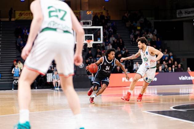 Szene mit Issuf Sanon (30; Slask Wroclaw) und Ross Williams (34; Veolia Towers Hamburg) in Aktion Ross Williams (34; Veolia Towers Hamburg) und Issuf Sanon (30; Slask Wroclaw) in Aktion Copyright: xPhilippHeistx