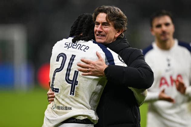 Thomas Frank (Tottenham Hotspur, Trainer) und Djed Spence (Tottenham Hotspur, 24) freuen sich üner den Sieg, GER, Eintracht Frankfurt vs Tottenham Hotspur, Fussball, UEFA Champions League, Ligaphase, 8. Spieltag, Spielzeit 2025 2026, 28.01.2026. GER, Eintracht Frankfurt vs Tottenham Hotspur, Fussball, UEFA Champions League, Ligaphase, 8. Spieltag, Spielzeit 2025 2026, 28.01.2026. Frankfurt Copyright: xEibner-Pressefoto FlorianxWiegandx EP_FWD