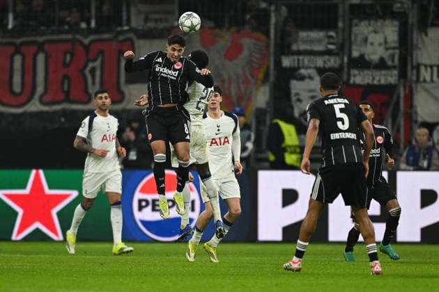 Fares Chaibi (Eintracht Frankfurt, 08) im Zweikampf mit Pape Matar Sarr (Tottenham Hotspur, 29) GER, Eintracht Frankfurt vs Tottenham Hotspur, Fussball, UEFA Champions League, Ligaphase, 8. Spieltag, Spielzeit 2025 2026, 28.01.2026. GER, Eintracht Frankfurt vs Tottenham Hotspur, Fussball, UEFA Champions League, Ligaphase, 8. Spieltag, Spielzeit 2025 2026, 28.01.2026. Frankfurt Copyright: xEibner-Pressefoto FlorianxWiegandx EP_FWD