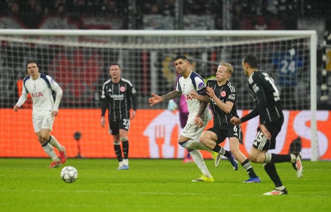 Oscar Hoejlund (Eintracht Frankfurt) and Cristian Romero (Tottenham Hotspur) battle for the ball the UEFA Champions League 2025 26 League Phase match between Eintracht Frankfurt and Tottenham Hotspur, Deutsche Bank Arena on January 28, 2026 in Frankfurt, Germany. (Photo by Thor Wegner DeFodi Images) -