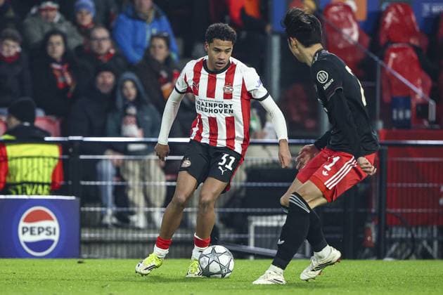 EINDHOVEN , 28-01-2026 , Philips Stadium , season 2025 2026 , UEFA Champions League football , League phase matchday 8 , match between PSV and Bayern Munchen , picture shows PSV player Noah Fernadez and Bayern Munchen player Hiroki Ito PSV - Bayern Munchen  x201146624x Copyright: