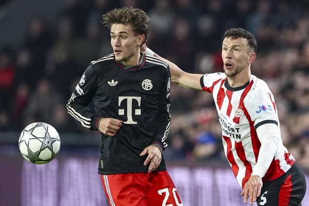 EINDHOVEN , 28-01-2026 , Philips Stadium , season 2025 2026 , UEFA Champions League football , League phase matchday 8 , match between PSV and Bayern Munchen , picture shows Bayern Munchen player Tom Bischof and PSV player Ivan Perisic PSV - Bayern Munchen  x201146650x Copyright: