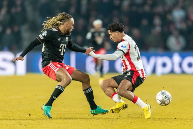 Sacha Boey (FC Bayern München) und Couhaib Driouech (PSV Eindhoven) battle for the ball during the UEFA Champions League 2025 26 League Phase MD8 match between PSV Eindhoven and FC Bayern München at PSV Stadion on January 28, 2026 in Eindhoven, Netherlands. -