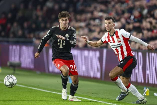 EINDHOVEN , 28-01-2026 , Philips Stadium , season 2025 2026 , UEFA Champions League football , League phase matchday 8 , match between PSV and Bayern Munchen , picture shows Bayern Munchen player Tom Bischof and PSV player Ivan Perisic PSV - Bayern Munchen  x201146653x Copyright: