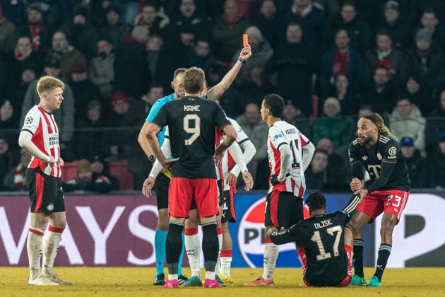 Schiedsrichterin Joao Pinheiro zeigt Mauro Junior (PSV Eindhoven) the red card during the UEFA Champions League 2025 26 League Phase MD8 match between PSV Eindhoven and FC Bayern München at PSV Stadion on January 28, 2026 in Eindhoven, Netherlands. -