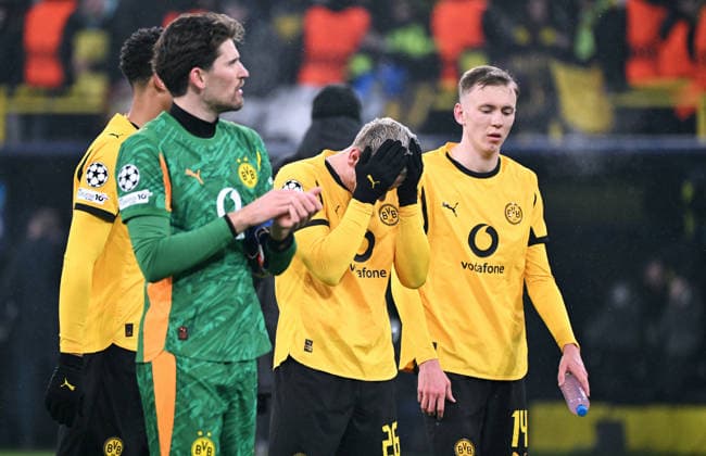 Fussball, Champions League, Deutschland, Herren, Saison 2025 2026, 8. Spieltag, Signal Iduna Park Dortmund: Bor. Dortmund - Inter Mailand 0:2; Gregor Kobel (BVB), Julian Ryerson (BVB), Maximilian Beier (BVB) enttäuscht nach Spielende. Enttäuschung, Frust, Aktion.
