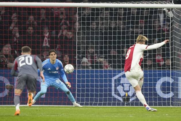AMSTERDAM , 28-01-2026 , JohanCruijff ArenA , season 2025 2026 , UEFA Champions League football , League phase Matchday 8 , match between Ajax and Olympiacos , picture shows goal scored by Ajax player Kasper Dolberg, Olympiacos goalkeeper Kostas Tzolakis Ajax - Olympiacos  x201146774x Copyright: