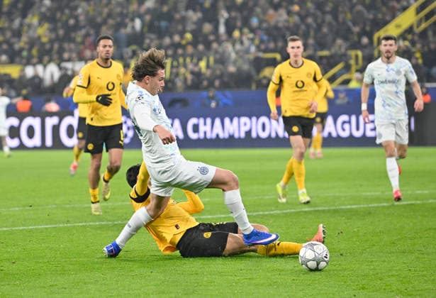 v.l. Ramy Bensebaini (Borussia Dortmund), Pio Esposito (Inter Mailand), Grätsche, Aktion, Zweikampf, Fussball Champions League, Borussia Dortmund - Inter Mailand, 8. Spieltag, am 28.01.2026 in Dortmund Deutschland. UEFA regulations prohibit any use of photographs as image sequences and or quasi-video Â