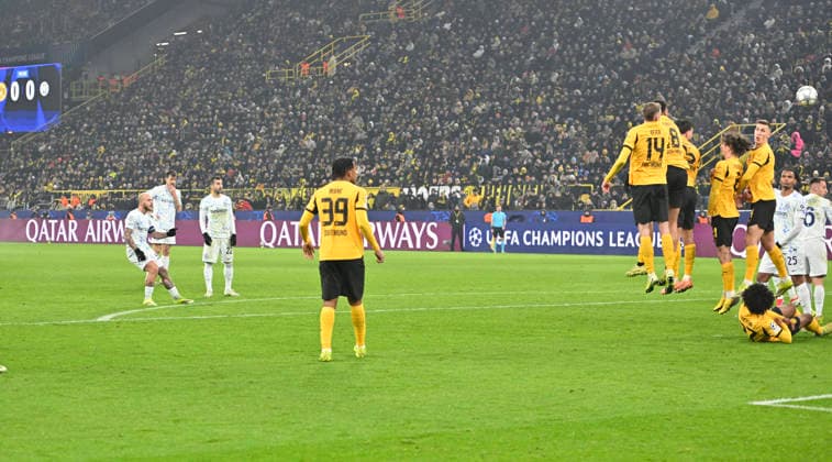 Federico Dimarco l. (Inter Mailand) schiesst per Freistoss das Tor zum 0:1, Aktion, über die BVB Mauer, Fussball Champions League, Borussia Dortmund - Inter Mailand, 8. Spieltag, am 28.01.2026 in Dortmund Deutschland. UEFA regulations prohibit any use of photographs as image sequences and or quasi-video Â