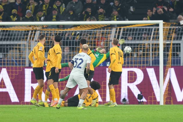 Freistoss zum 1:0 fuer Inter Mailand durch Federico Dimarco (Inter Mailand) GER, Borussia Dortmund gegen Inter Mailand, Fussball, Champions League, 8.Spieltag, Spielzeit 2025 2026, 28.01.2026 DFL REGULATIONS PROHIBIT ANY USE OF PHOTOGRAPHS AS IMAGE SEQUENCES AND OR QUASI-VIDEO GER, Borussia Dortmund gegen Inter Mailand, Fussball, Champions League, 8.Spieltag, Spielzeit 2025 2026, 28.01.2026 Dortmund Copyright: xEibner-Pressefoto FrankxZeisingx EP_FZG