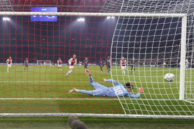AMSTERDAM , 28-01-2026 , JohanCruijff ArenA , season 2025 2026 , UEFA Champions League football , League phase Matchday 8 , match between Ajax and Olympiacos , picture shows goal scored by Ajax player Kasper Dolberg 1-1, Olympiacos goalkeeper Kostas Tzolakis Ajax - Olympiacos  x201146896x Copyright: