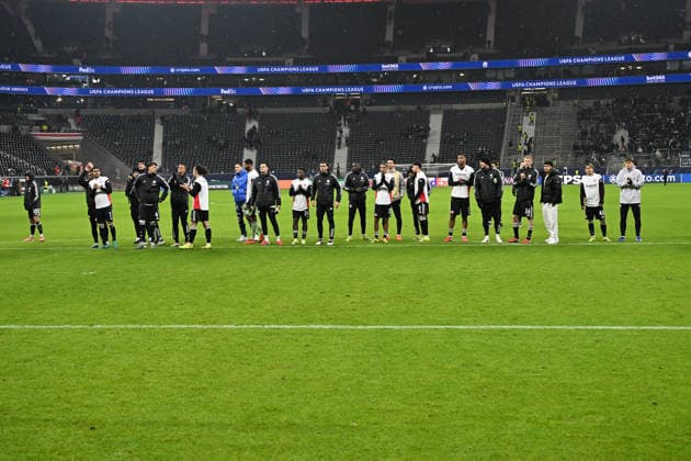 28.01.2026, xjhx, Fussball UEFA Champions League, Eintracht Frankfurt - Tottenham Hotspur v.l. Spieler der Eintracht bedanken sich bei den Fans Frankfurt am Main