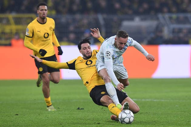 Fußball UEFA Champions League 8. Spieltag Borussia Dortmund - Inter Mailand am 28.01.2026 im Signal Iduna Park in Dortmund Davide Frattesi ( Mailand ), vorne - Ramy Bensebaini ( Dortmund ), hinten