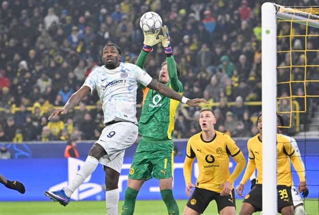 v.l. Marcus Thuram (Inter Mailand), Torwart Gregor Kobel (Borussia Dortmund), Aktion, Zweikampf, Fussball Champions League, Borussia Dortmund - Inter Mailand, 8. Spieltag, am 28.01.2026 in Dortmund Deutschland. UEFA regulations prohibit any use of photographs as image sequences and or quasi-video Â