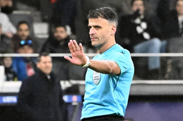 28.01.2026, xsltx, Fussball UEFA Champions League, Eintracht Frankfurt - Tottenham Hotspur v.l. Schiedsrichter Referee Istvan Kovacs gibt Anweisungen, gestikuliert, mit den Armen gestikulieren gives instructions, gesticulate (DFL DFB REGULATIONS PROHIBIT ANY USE OF PHOTOGRAPHS as IMAGE SEQUENCES and or QUASI-VIDEO)