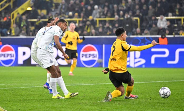 v.l. Andy Diouf (Inter Mailand) schiesst das Tor zum 0:2, gegen Jobe Bellingham (Borussia Dortmund) , Aktion, Fussball Champions League, Borussia Dortmund - Inter Mailand, 8. Spieltag, am 28.01.2026 in Dortmund Deutschland. UEFA regulations prohibit any use of photographs as image sequences and or quasi-video Â