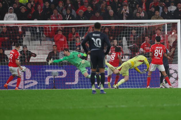 FBL-UEFA Champions League 2025-26 SL Benfica - Real Madrid goalkeeper Anatoliy Trubin (S.L.Benfica) scores the goal to 4:2, Thibaut Courtois (Real Madrid) during the UEFA Champions League 2025-26 League Phase MD8 match between Lisboa e Benfica and Real Madrid at Estadio da Luz on Wednesday 28 January 2026 in Lisbon, Portugal Copyright: JoaquimxFerreira