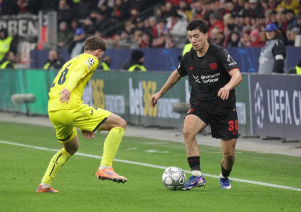 Ibrahim Maza (B04) am Ball gegen Navarro Pau (VIL), UEFA Champions League, 8. Spieltag, Bayer 04 Leverkusen vs FC Villarreal, Bayarena Leverkusen, Deutschland, 28.01.2026.