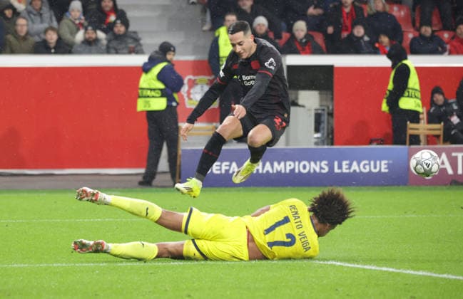 Lucas Vazquez (B04) springt über Renato Veiga (VIL), UEFA Champions League, 8. Spieltag, Bayer 04 Leverkusen vs FC Villarreal, Bayarena Leverkusen, Deutschland, 28.01.2026.