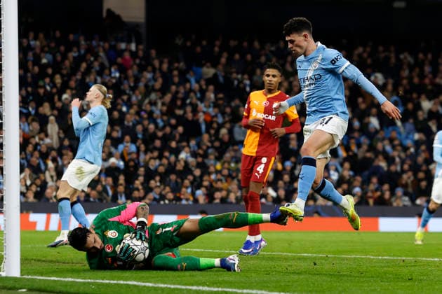Manchester City v Galatasaray, Manchester, UK - 28 January 2026 Ugurcan CakÄ±r Goalkeeper of Galatasaray makes a save from Phil Foden of Manchester City during the UEFA Champions League match between Manchester City and Galatasaray at The Etihad Stadium on 28 January 2026 in Manchester, England (Photo by Steve Taylor PPAUK) Manchester The Etihad Stadium Greater Manchester England Copyright: xStevexTaylor PPAUKx PPA-243904