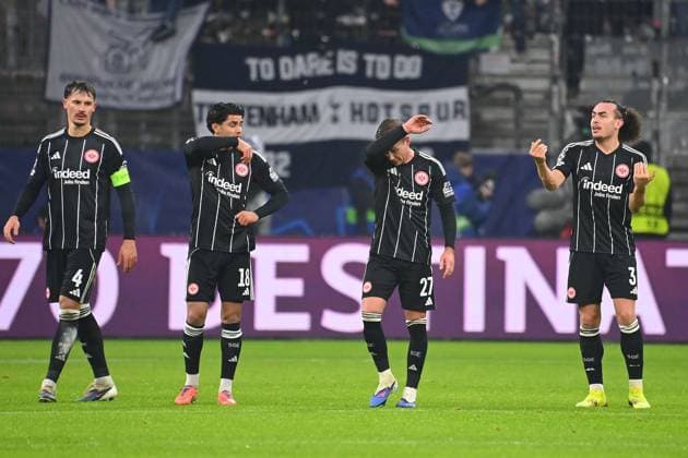 v.li:Robin KOCH (Eintracht Frankfurt),Mo DAHOUD (Eintracht Frankfurt),Mario GOETZE (Eintracht Frankfurt), Arthur THEATE (Eintracht Frankfurt), Enttaeuschung,Frust,enttaeuscht, frustriert,niedergeschlagen,Aktion. Fussball Champions League,Saison 2025 26, Ligaphase Eintracht Frankfurt - Tottenham Hotspur 0-2 am 28.01.2026, D E U T S C H E B A N K P A R K