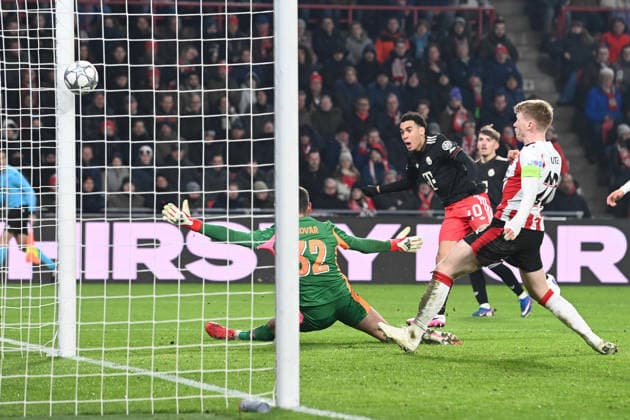 Jamal MUSIALA (M) schiesst das Tor zum 0-1 gegen Torwart Matej KOVAR (PSV) PSV Eindhoven (PSV) - FC Bayern Muenchen (M) 1-2 Fussball Champions League, 8. Spieltag, matchday8, am 28.01.2026 im Philips-Stadion Eindhoven Niederlande. UEFA regulations prohibit any use of photographs as image sequences and or quasi-video Â