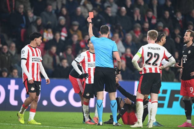 Schiedsrichter Joao PINHERO (POR) zeigt MAURO JUNIOR (PSV) die Gelb-Rote Karte, Platzverweis, PSV Eindhoven (PSV) - FC Bayern Muenchen (M) 1-2 Fussball Champions League, 8. Spieltag, matchday8, am 28.01.2026 im Philips-Stadion Eindhoven Niederlande. UEFA regulations prohibit any use of photographs as image sequences and or quasi-video Â