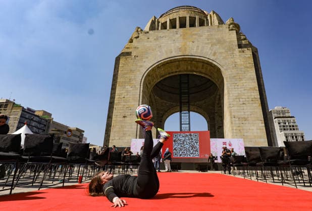 January 28, 2026, Mexico City, Ciudad de Mexico, Mexico: A woman juggles a soccer ball during the FIFA World Cup, WM, Weltmeisterschaft, Fussball 2026 Trophy Tour event at the Monumento a la Revolucion, where the locations that will host the FIFA World Cup 2026 trophy were announced. on January 28, 2026 inMexico City, Mexico. Mexico City Mexico - ZUMAe321 20260128_zsa_e321_003 Copyright: xIanxRoblesx