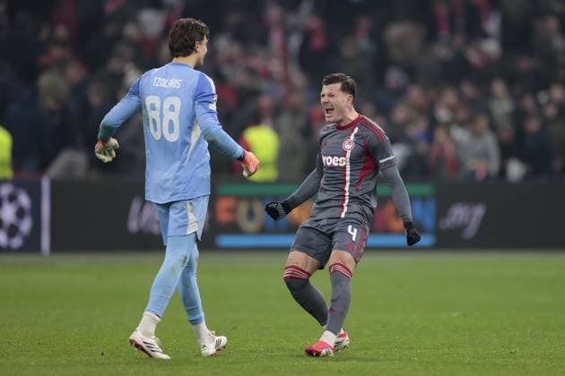 AMSTERDAM , 28-01-2026 , JohanCruijff ArenA , season 2025 2026 , UEFA Champions League football , League phase Matchday 8 , match between Ajax and Olympiacos , picture shows Olympiacos goalkeeper Kostas Tzolakis, Olympiacos player Giulian Biancone celebrating win 1-2 Ajax - Olympiacos  x201148112x Copyright: