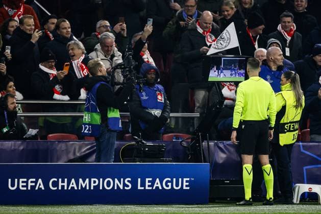 AMSTERDAM Referee Francois Letexier watches video footage during the UEFA Champions League match between AFC Ajax and Olympiacos Piraeus at the Johan Cruijff ArenA on January 28, 2026, in Amsterdam, Netherlands. KOEN VAN WEEL ANP UEFA Champions League 2025-2026 xVIxANPxSportx xxANPxIVx 548927400 originalFilename: 548927400.jpg