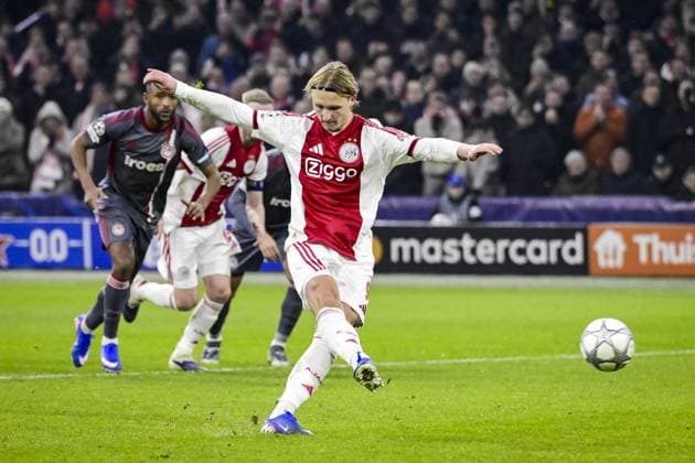 AMSTERDAM - Kasper Dolberg of AFC Ajax scores the equalizer with a penalty during the UEFA Champions League match between AFC Ajax and Olympiakos Piraeus at the Johan Cruijff ArenA on January 28, 2026, in Amsterdam, Netherlands. OLAF KRAAK ANP UEFA Champions League 2025-2026 xVIxANPxSportx xxANPxIVx 548927818 originalFilename: 548927818.jpg