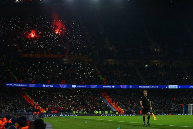 Manchester City v Galatasaray S.K., UEFA Champions League Galatasaray fans inside with iPhone lights the Stadium during the Manchester City v Galatasaray S.K. UEFA Champions League MD8 match at the Etihad Stadium, Manchester, England on 28 January 2026 Credit: Luke Williams Every Second Media Editorial use only. All images are copyright Every Second Media Limited. No images may be reproduced without prior permission. Copyright: xIMAGO EveryxSecondxMediax ESM-1778-0055 LukexWilliamsx xEveryxSecondxMediax