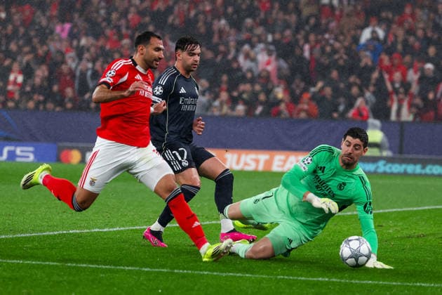 FBL-UEFA Champions League 2025-26 SL Benfica - Real Madrid Vangelis Pavlidis (S.L.Benfica), Raul Asencio (Real Madrid), Thibaut Courtois (Real Madrid) in action, with the bal during the UEFA Champions League 2025-26 League Phase MD8 match between Lisboa e Benfica and Real Madrid at Estadio da Luz on Wednesday 28 January 2026 in Lisbon, Portugal Copyright: JoaquimxFerreira