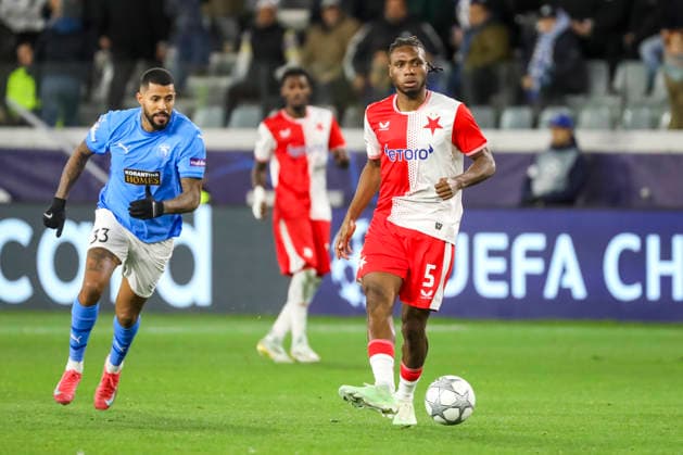 UEFA CL : Pafos vs Slavia Praha IGOH OGBU of Slavia Praha passes the ball in front of ANDERSON of Pafos. Pafos plays against Slavia Praha for the League Phase of the UEFA Champions League in Limassol stadium, Limassol, Cyprus, on Jan. 28, 2026. Limassol Cyprus Copyright: xKOSTASxPIKOULASx