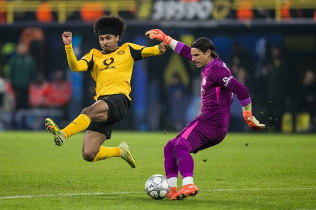 DORTMUND, GERMANY - JANUARY 28: Karim Adeyemi (Borussia Dortmund, 27) tries to steal the ball from Yann Sommer (FC Internazionale Milano, 1) during the UEFA Champions League match between Borussia Dortmund vs. FC Internazionale Milano at Signal Iduna Park on matchday 8 of the UEFA Champions League on January 28, 2026 in Dortmund, Germany. North Rhine Westphalia Germany Copyright: xSteffiexWunderlx