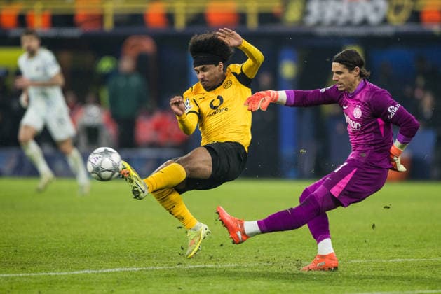 DORTMUND, GERMANY - JANUARY 28: Karim Adeyemi (Borussia Dortmund, 27) tries to steal the ball from Yann Sommer (FC Internazionale Milano, 1) during the UEFA Champions League match between Borussia Dortmund vs. FC Internazionale Milano at Signal Iduna Park on matchday 8 of the UEFA Champions League on January 28, 2026 in Dortmund, Germany. North Rhine Westphalia Germany Copyright: xSteffiexWunderlx
