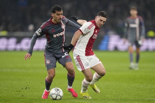 AMSTERDAM , 28-01-2026 , JohanCruijff ArenA , season 2025 2026 , UEFA Champions League football , League phase Matchday 8 , match between Ajax and Olympiacos , picture shows Olympiacos player Chiquinho, Ajax player Oscar Gloukh Ajax - Olympiacos  x201148881x Copyright: