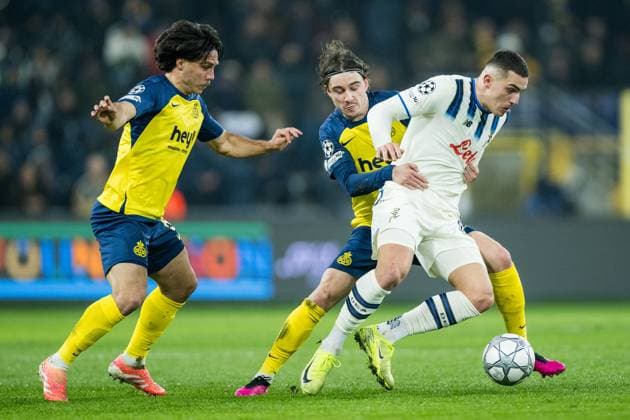 Atalanta s Nikola Krstovic and Union s Kamiel Van De Perre fight for the ball during a soccer game between Belgian Royale Union Saint-Gilloise and Italian Atalanta Bergamo, on Wednesday 28 January 2026 in Brussels, on the eight day of the League phase of the UEFA Champions League tournament. JASPERxJACOBS  x159381720x