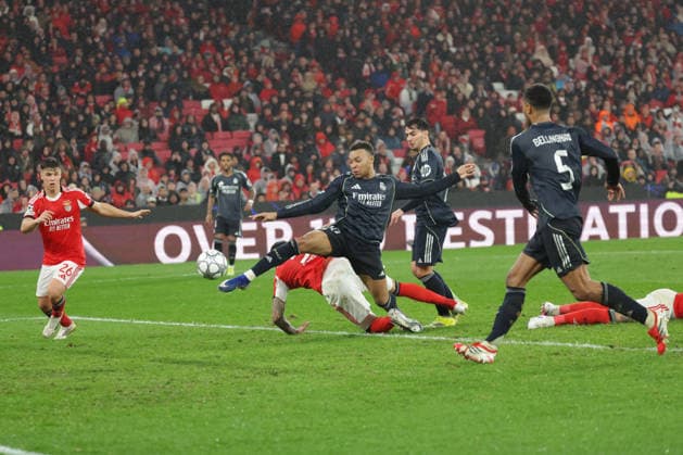 2026.01.28 xfsx , Footballl, UEFA Champions League 2025 26, SL Benfica - Real Madrid Samuel Dahl (Sl Benfica ,26) , Kylian Mbappe (Real Madrid ,10) in aktion, in action Copyright: HMBxMedia FernandoxSoares