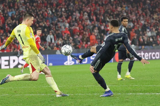 2026.01.28 xfsx , Footballl, UEFA Champions League 2025 26, SL Benfica - Real Madrid goalkeeper Anatoliy Trubin (Sl Benfica ,1) ,Kylian Mbappe (Real Madrid ,10) in aktion, in action Copyright: HMBxMedia FernandoxSoares