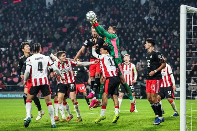 EINDHOVEN - (l-r) Harry Kane of FC Bayern Munich, PSV goalkeeper Matej Kuvar during the UEFA Champions League match between PSV Eindhoven and FC Bayern Munich at the Phillips Stadium on January 28, 2026, in Eindhoven, Netherlands. BART STOUTJESDIJK ANP UEFA Champions League 2025-2026 xVIxANPxSportx xxANPxIVx 548929912 originalFilename: 548929912.jpg