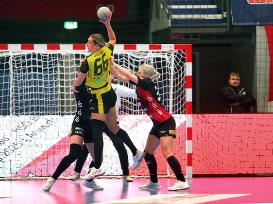 Dana Bleckmann (Dortmund) am Ball , rechts Laura Penzes (Zwickau) Handball Frauen 1.Bundesliga 2025 26 BSV Sachsen Zwickau - Borussia Dortmund 29:30 am 28.1.2026 in der Sparkassen-Arena Zwickau BSV Sachsen Zw ickau - Borussia Dortmund