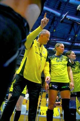 Trainer Markus Högner inmitten seines Teams während einer Auszeit, rechts Dana Bleckmann (Dortmund) Handball Frauen 1.Bundesliga 2025 26 BSV Sachsen Zwickau - Borussia Dortmund 29:30 am 28.1.2026 in der Sparkassen-Arena Zwickau BSV Sachsen Zw ickau - Borussia Dortmund